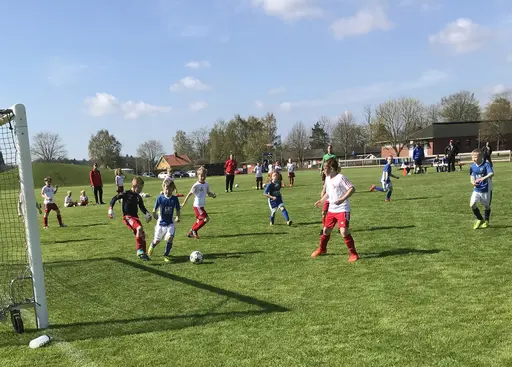 Strålande sol, fin gräsmatta och underhållande spel i Varnhem!