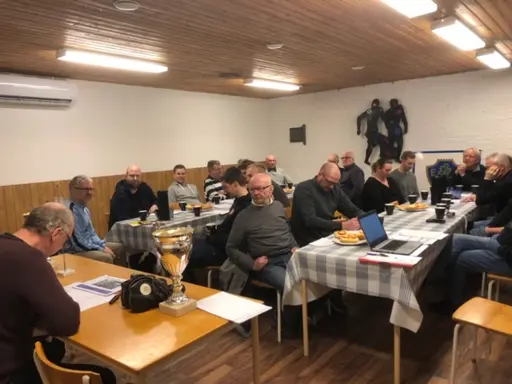 Årsmöte 2019, ordförande Mats Löwing lämnar över klubban till mötes ordförande Kurt-Arne Karlsson.