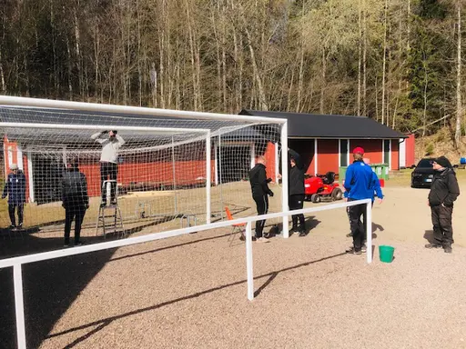 Stora som små arbetare på Idrottsparken denna vårdag.