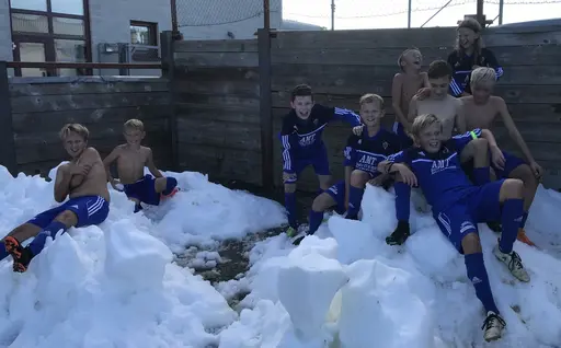 Från gassande sol till svalkande snö i Lidköping. Grabbarna trivdes med allt!