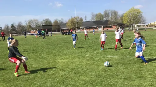 Strålande sol, fin gräsmatta och underhållande spel i Varnhem!