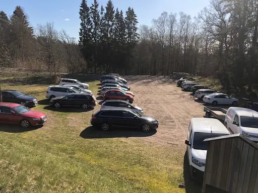 Både stora och små vid arbetsdagen på Idrottsparken en härlig vårdag i april 2020.