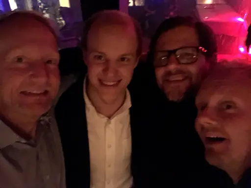 Ordförande Mats Löwing utser Leif Persson till Hedersmedlem. Den 5: i ordningen.