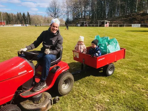 Stora som små arbetare på Idrottsparken denna vårdag.