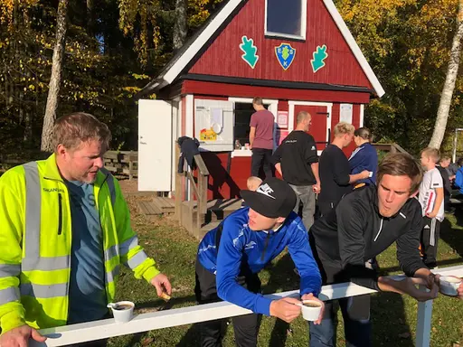Unga som gamla medlemmar slöt upp denna soliga och ovanligt varma oktobermorgon för att iordningställa Idrottsparken efter ännu en avslutat säsong.