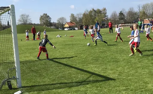 Strålande sol, fin gräsmatta och underhållande spel i Varnhem!