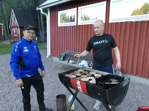 Synkroniserade kanonkulor i Bruksdammen, utpustning vid Parlings bod efter löppass och hamburgergrillning på hög nivå!