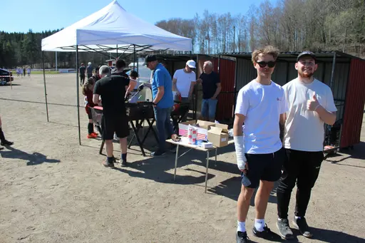 Rickar Andersson och Claes Rydholm nöjda grillare i vårsolen, vid Giffcupen dag 1.