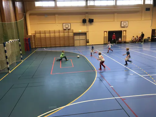 08/09-gänget förstärkta med Simon Ö o Rasmus J. öste på i Arenan i Skövde.