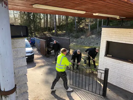 Både stora och små vid arbetsdagen på Idrottsparken en härlig vårdag i april 2020.