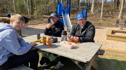 Stort engagemang vid vårens arbetsdag. Ute och med Corona avstånd.
