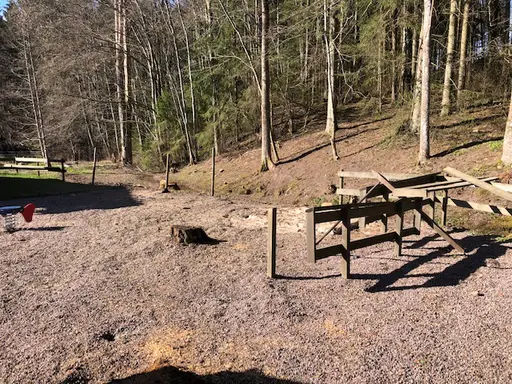 Både stora och små vid arbetsdagen på Idrottsparken en härlig vårdag i april 2020.