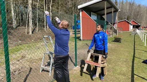 Stort engagemang vid vårens arbetsdag. Ute och med Corona avstånd.