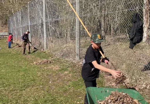 Stort engagemang vid vårens arbetsdag. Ute och med Corona avstånd.