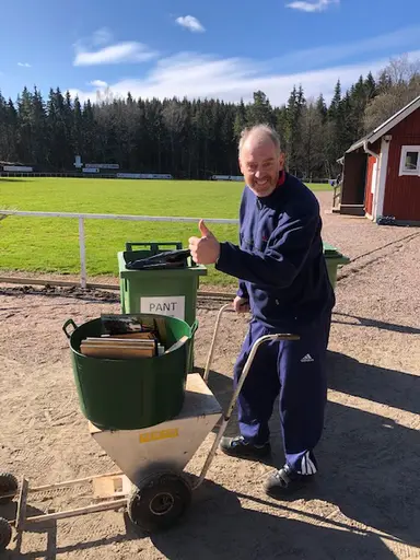 Både stora och små vid arbetsdagen på Idrottsparken en härlig vårdag i april 2020.