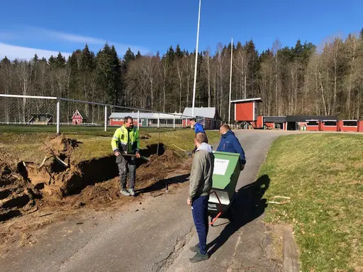 Både stora och små vid arbetsdagen på Idrottsparken en härlig vårdag i april 2020.