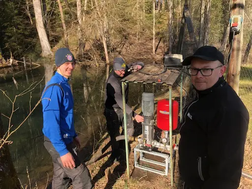 Både stora och små vid arbetsdagen på Idrottsparken en härlig vårdag i april 2020.