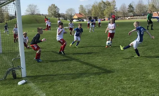 Strålande sol, fin gräsmatta och underhållande spel i Varnhem!