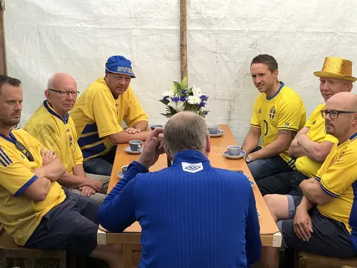 Styrelsen uppvaktar Mats på 60-års dagen🎉🎉