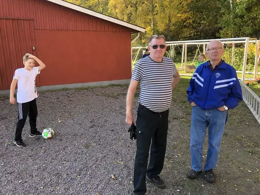Unga som gamla medlemmar slöt upp denna soliga och ovanligt varma oktobermorgon för att iordningställa Idrottsparken efter ännu en avslutat säsong.