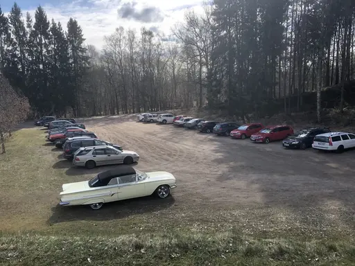 Stora som små arbetare på Idrottsparken denna vårdag.