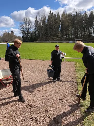 Både stora och små vid arbetsdagen på Idrottsparken en härlig vårdag i april 2020.