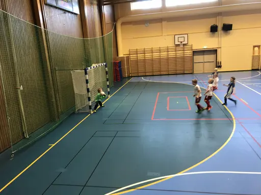 08/09-gänget förstärkta med Simon Ö o Rasmus J. öste på i Arenan i Skövde.