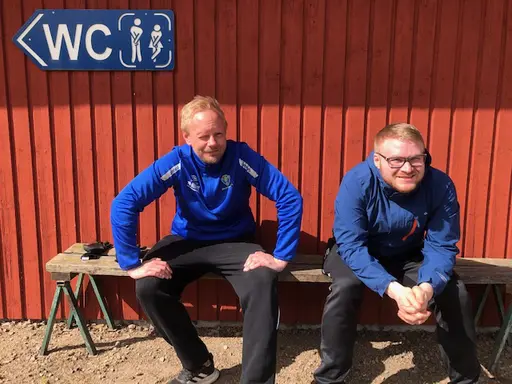 Både stora och små vid arbetsdagen på Idrottsparken en härlig vårdag i april 2020.