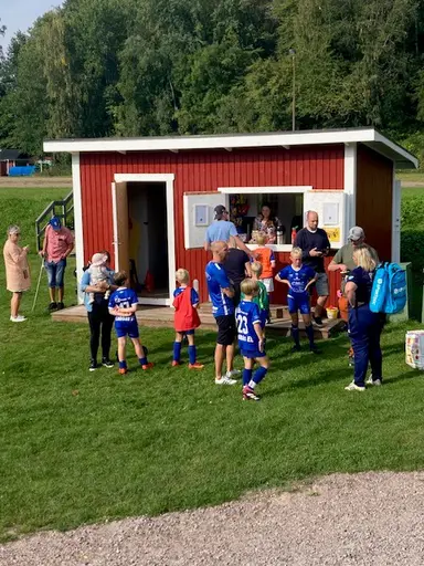Ledarna, Erik och Gita tittar på matchen med spänd förväntan.
