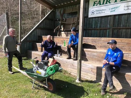 Både stora och små vid arbetsdagen på Idrottsparken en härlig vårdag i april 2020.