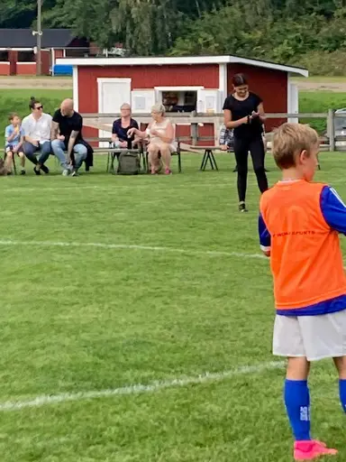 Ledarna, Erik och Gita tittar på matchen med spänd förväntan.