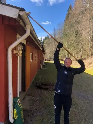 Både stora och små vid arbetsdagen på Idrottsparken en härlig vårdag i april 2020.