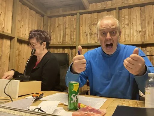 Entusiastiska funktionärer vid årets premiärspel.