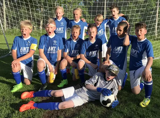 Varma och rödmosiga grabbar efter en jämn kamp på IP