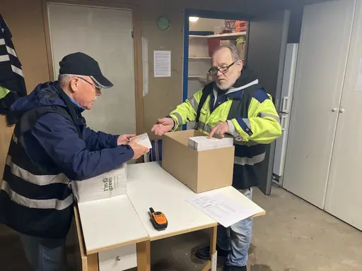 Entusiastiska funktionärer vid årets premiärspel.