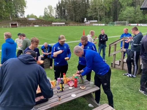 Efter träning smakar det gött med ny grillad Hamburgare.