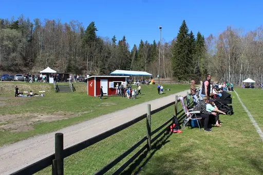 Rickar Andersson och Claes Rydholm nöjda grillare i vårsolen, vid Giffcupen dag 1.