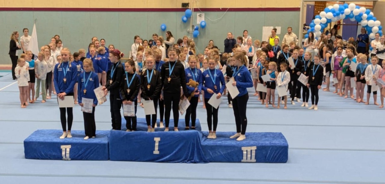 Vilsta tävlingsarena fylld till bredden av gymnaster, funktionärer och publik!