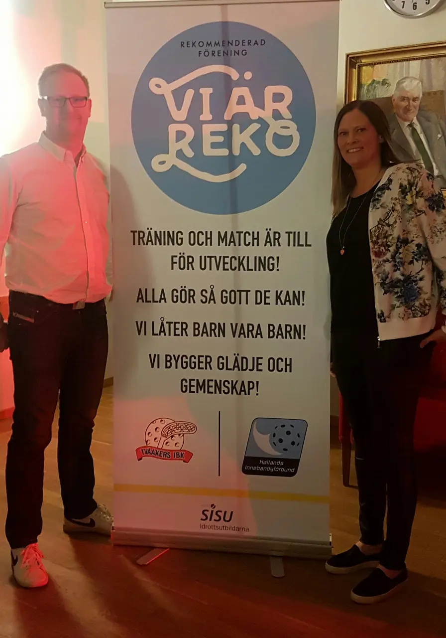 Tobias Hellqvist HIBF överlämnar roll up till vår ordförande Anki Ferm
