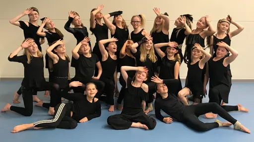 Våruppvisning 2018; tema årtionden där vi dansade 30-tal och voltade 80-tal
