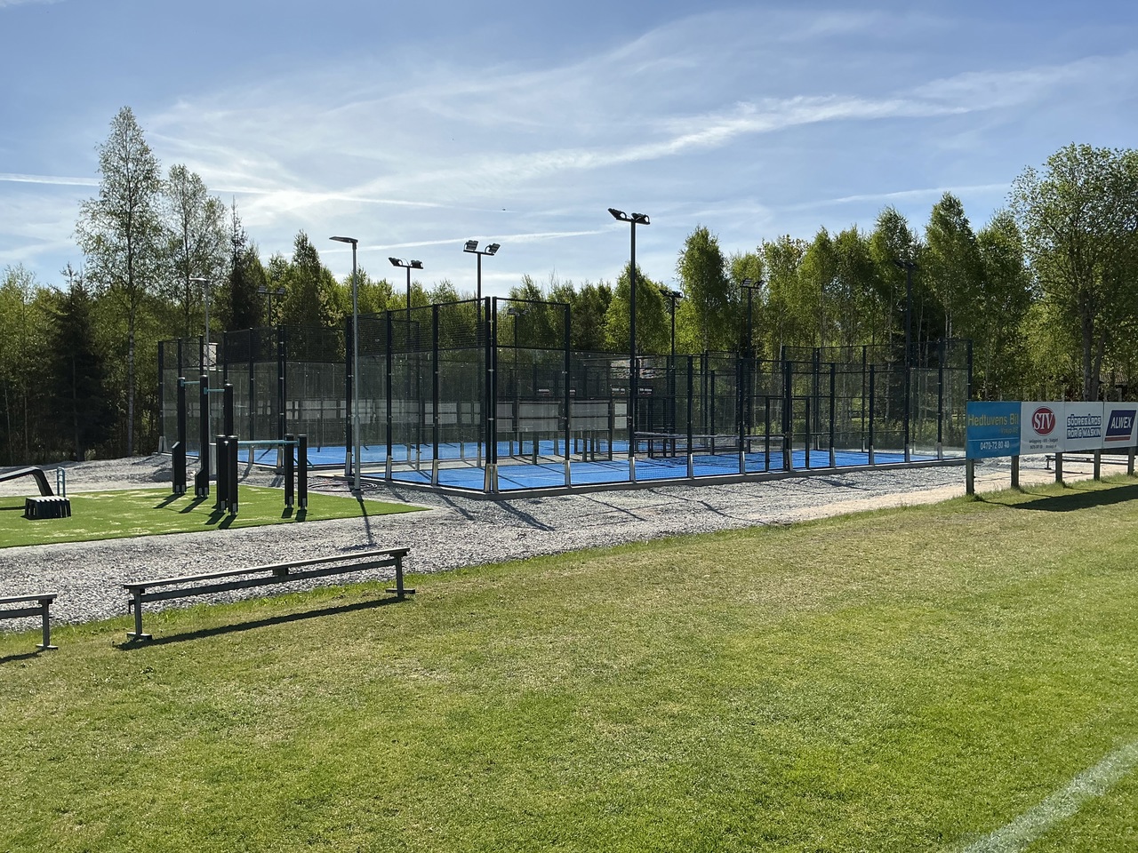 Dubbel och singelbana med belysning, belysningen startas invändigt på strömbrytaren