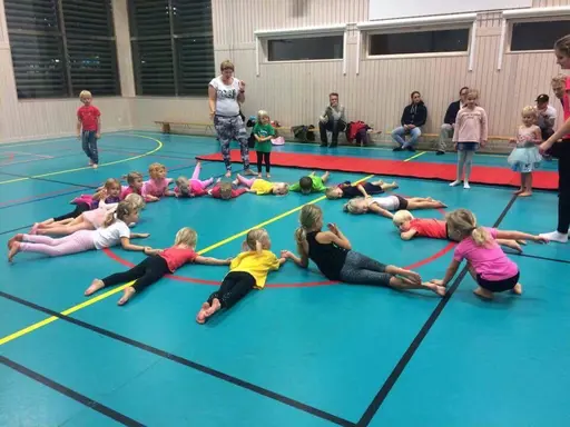 T.v: Här undersöks om det finns några lösa tänder i leken "Tandläkare". T.h: Ronja och Freja Hultman i hinderbanan