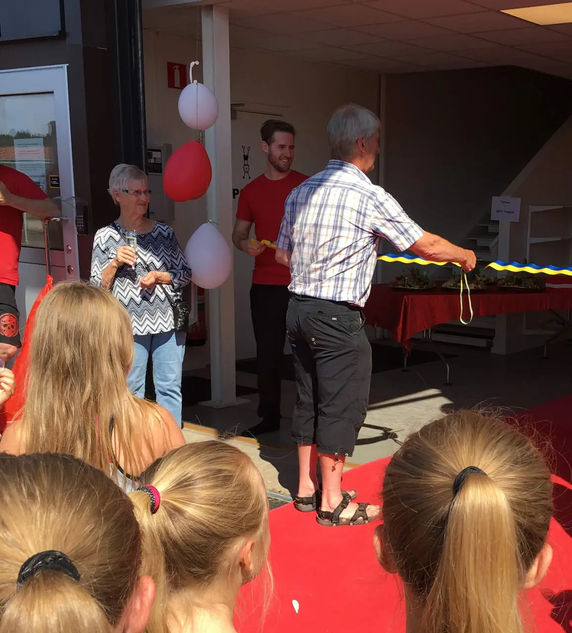 Vår hedersmedlem Bernt Andersson klipper bandet. På bilden syns också Gunvor Andersson, även hon hedersmedlem.