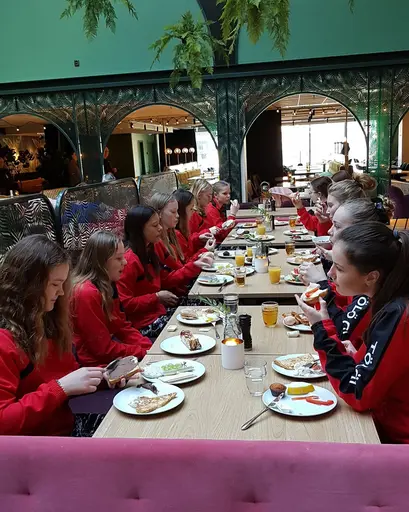 Trupp Indigo (Annie, Beata, Ebba, Elise, Elsa, Emelie, Hannah, Ingrid, Iris, Leia, Lova, Melina och Tindra) på tävlingen Riksfyran 2018
