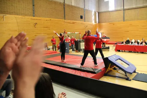 Trupp Indigo (Annie, Beata, Ebba, Elise, Elsa, Emelie, Hannah, Ingrid, Iris, Leia, Lova, Melina och Tindra) på tävlingen Riksfyran 2018