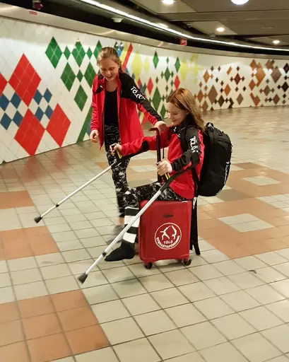 Trupp Indigo (Annie, Beata, Ebba, Elise, Elsa, Emelie, Hannah, Ingrid, Iris, Leia, Lova, Melina och Tindra) på tävlingen Riksfyran 2018