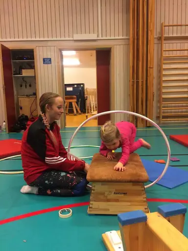 T.v: Här undersöks om det finns några lösa tänder i leken "Tandläkare". T.h: Ronja och Freja Hultman i hinderbanan