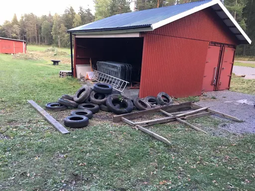 Slyröjning banan runt, invändig ommålning av klubbstugan, Bryta loss sten, kasta gamla gummidäck