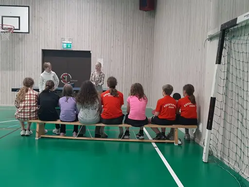 Bild: Händelser och medlemmar i VIF BT i Högåsskolans gymnastiksal. Foto: (1) Emilia Loberg, (2-12) Victor Karlsson/VIF Bordtennis