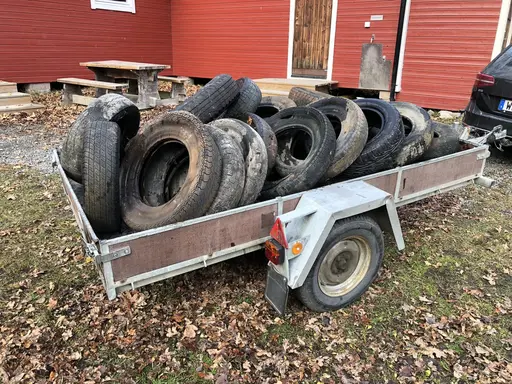 Slyröjning banan runt, invändig ommålning av klubbstugan, Bryta loss sten, kasta gamla gummidäck
